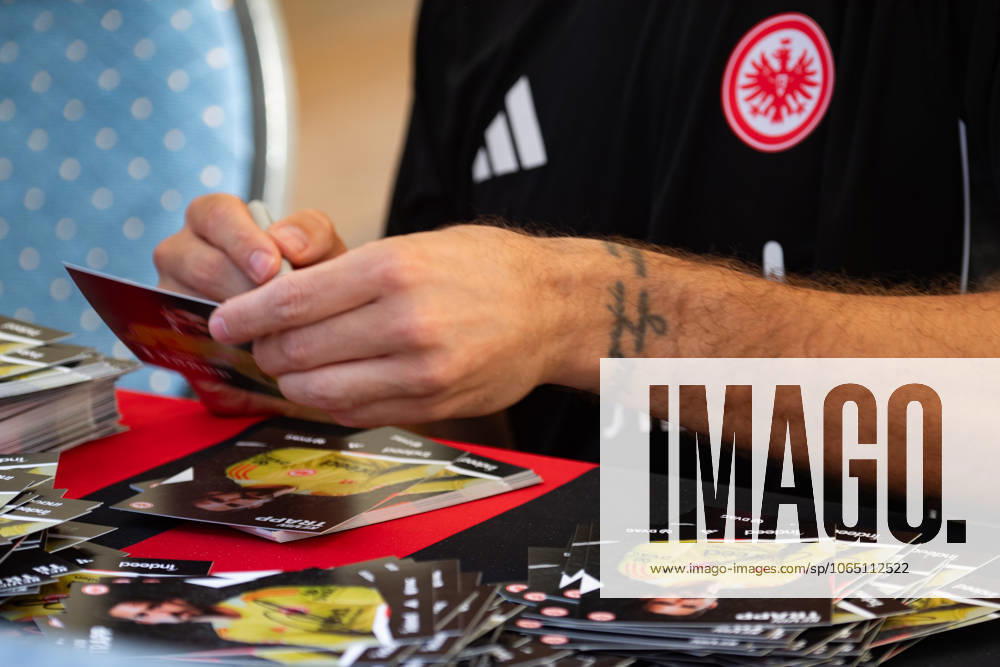 2025 08 13 Family Day of Eintracht Frankfurt v l , goalkeeper, goalkeeper Kevin Trapp Eintracht Frankfurt , signs autographs