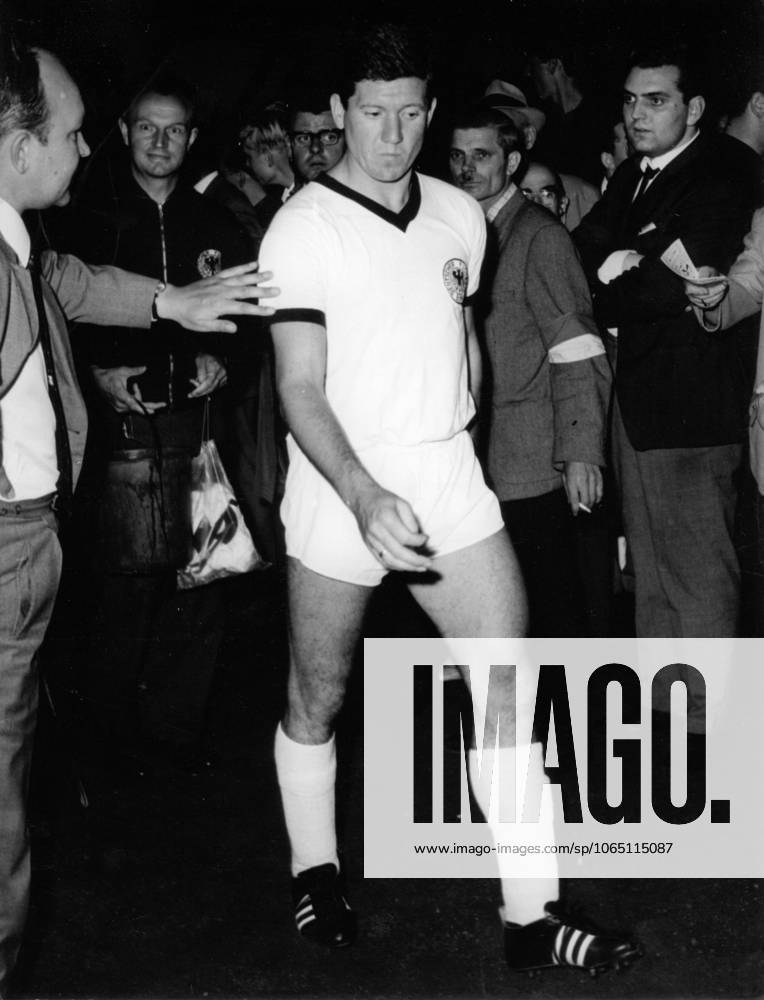 Football international match try out Germany Chelsea London 3 2 0 2 u B Z something contemplative enters Horst Szymaniak After the Half-time break the Playing field 17 08 1965 in Eat Georg Melches Stadium Germany