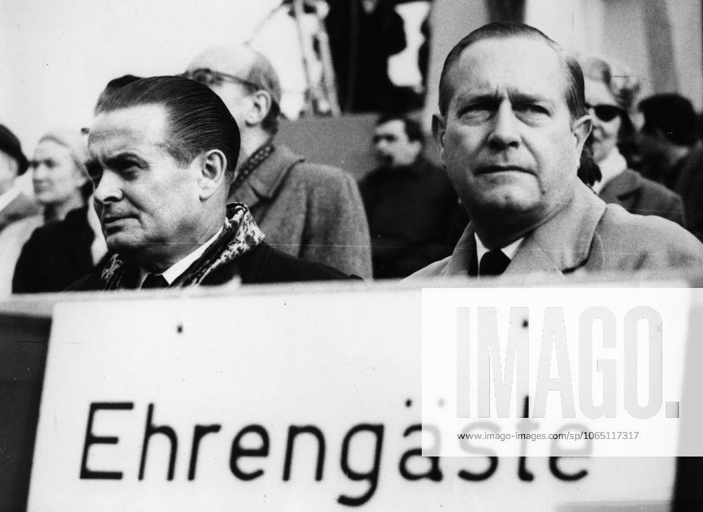 Tennis Sports common u B Z v l Willi Daume and Gottfried from Cramm both Germany ATTENTION date estimated !ACHTUNG AUFNAHMEDATUM GESCHÄTZT!