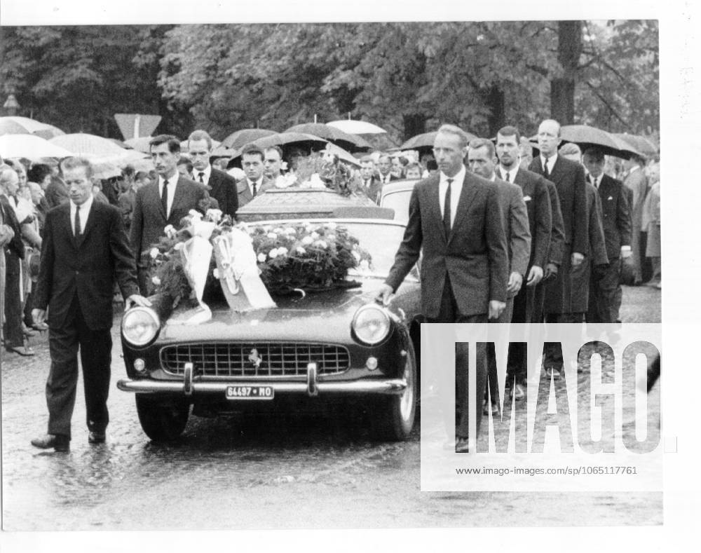 Motor aviation Formula 1 Funeral the in Monza toedlich verunglueckten Racing driver Wolfgang Graf Berghe from Trips Germany u B Z the Funeral procession on the Way to Cemetery, at Coffin The Racers left Richie Ginther USA , Gunter Till, Hans Hermann Germany , right Edgar Barth Germany , Phil Hill USA , Joakim Bonnier Sweden , Fritz Huschke from Hanstein Germany , behind the Dare with the Parents the kill 14 09 1961 in Horrem at Cologne Germany