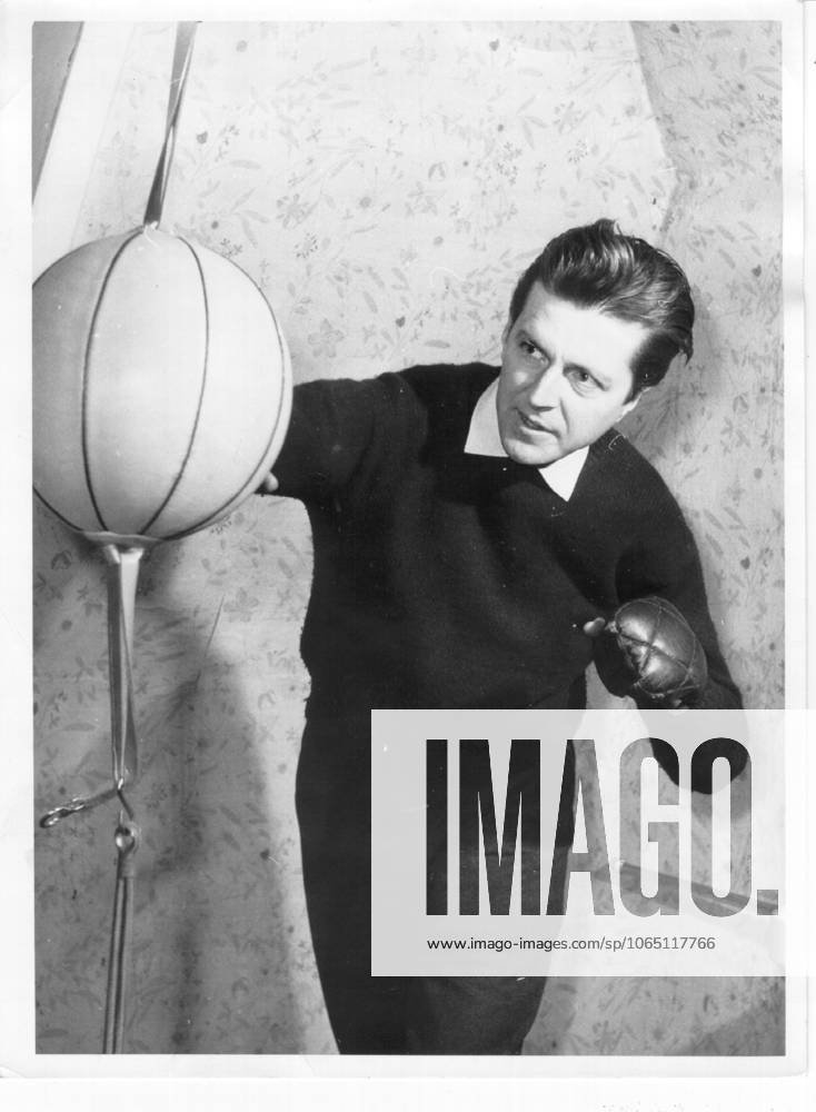 Motor aviation Formula 1 u B Z Wolfgang Graf Berghe from Trips Germany The Work at Sandbag and at Punchingball BELONGS in Winter to his daily Fitness training 13 01 1959 on the Burg Hemmersbach in Horrem at Cologne Germany