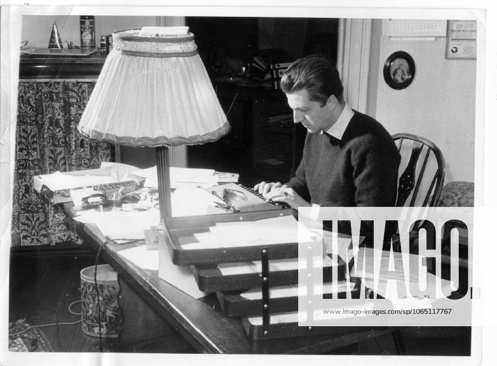 Motor aviation Formula 1 u B Z Wolfgang Graf Berghe from Trips Germany in his Work rooms ATTENTION date estimated !ACHTUNG AUFNAHMEDATUM GESCHÄTZT!