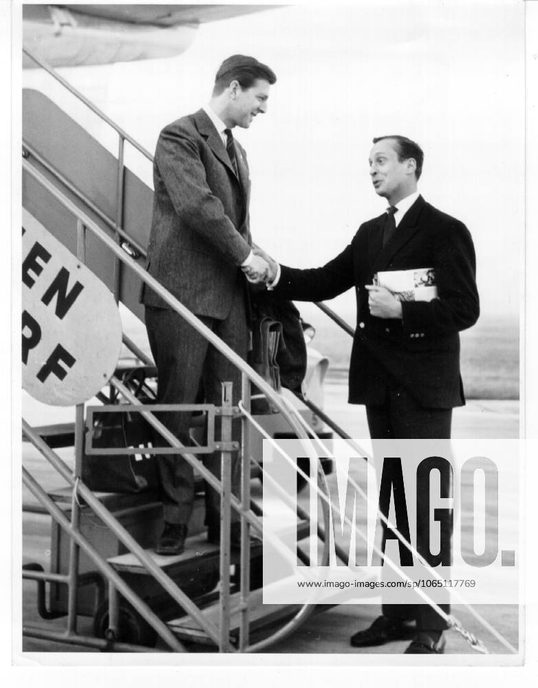 Motor aviation Formula 1 Wolfgang Graf Berghe from Trips left Germany flew today After Hollywood, where he to a Grand Prix Race participate will, right Wolfgang Seidel Germany 13 11 1960 on the Duesseldorfer Airport Lohausen Germany