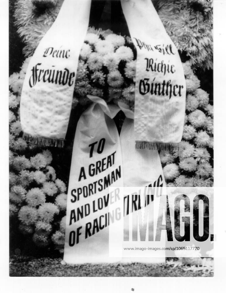Motor aviation Formula 1 Mourning ceremony for the in Monza toedlich verunglueckten Racers Wolfgang Graf Berghe from Trips Germany u B Z The last Regards his Comrades Stirling Moss UK , Richie Ginther and Phil Hill both USA 14 09 1961 on the Burg Hemmersbach in Horrem at Cologne Germany