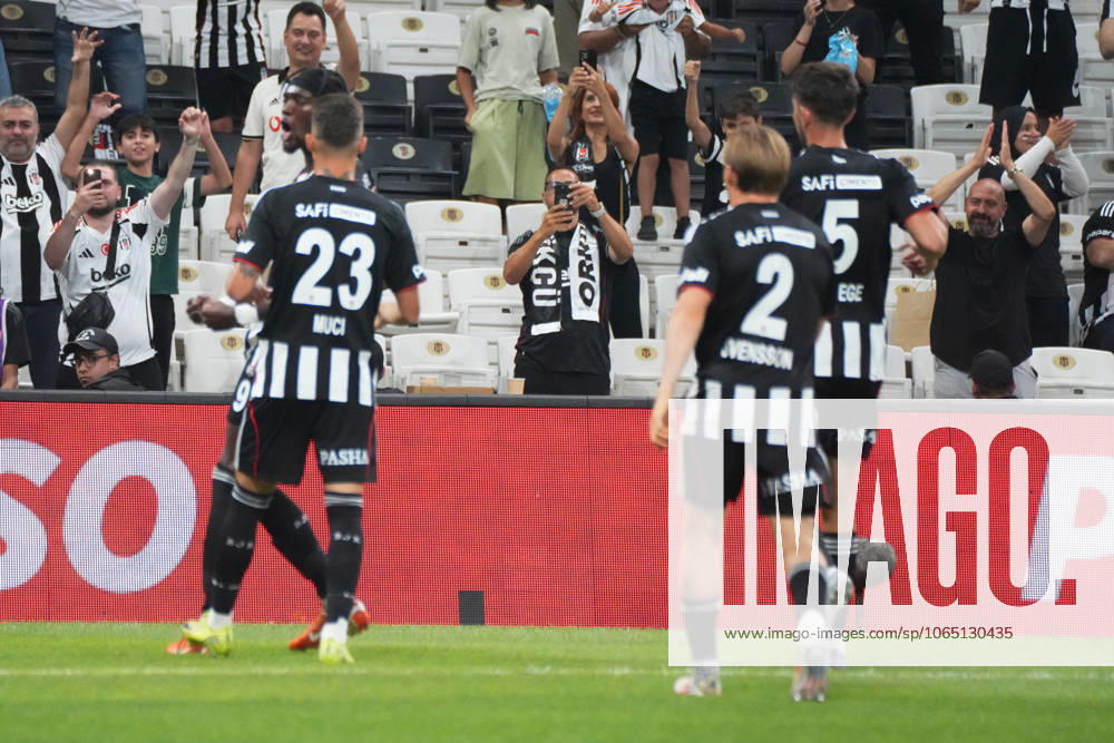 Tammy Abraham of Besiktas celebrates after scoring the second goal of his team with teammates during the UEFA Conference League 2025 26 Third Qualifying Round Second Leg match between Besiktas and St Patricks at Tupras Stadium on August 14, 2025 in Istanbul , Turkey. ( Photo by Seskimphoto ) Istanbul Turkey Istanbul Turkey