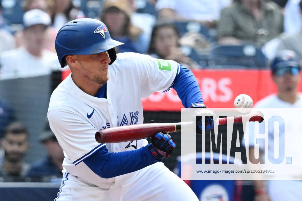 Toronto Blue Jays Myles Straw (3) lays down a sacrifice bunt against the Chicago Cubs in eighth inning MLB, Baseball Herren, USA baseball game action in Toronto on Thursday, August 14, 2025. Myles Straw - ZUMAc35_ 20250814_zaf_c35_119