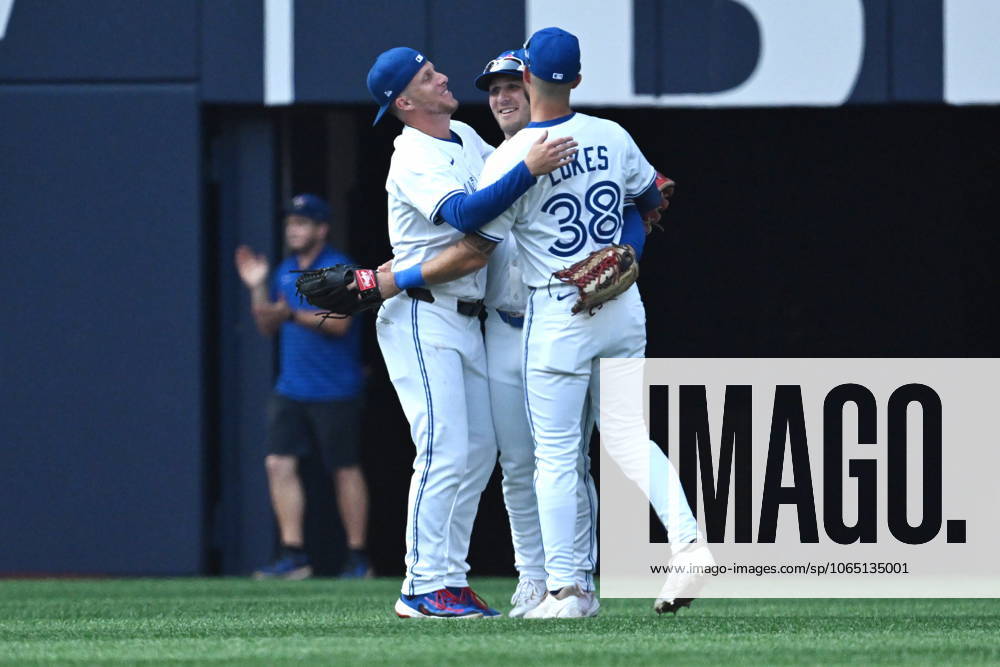 Toronto Blue Jays Myles Straw, left to right, Daulton Varsho and Nathan Lukes celebrate after defeating the Chicago Cubs in MLB, Baseball Herren, USA baseball game action in Toronto on Thursday, August 14, 2025. Myles Straw, Daulton Varsho, Nathan Lukes - ZUMAc35_ 20250814_zaf_c35_123