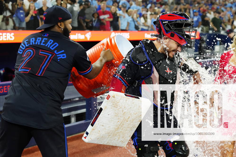 Toronto Blue Jays catcher Alejandro Kirk (right) is doused by Vladimir Guerrero Jr. after defeating the Texas Rangers in MLB, Baseball Herren, USA baseball action in Toronto on Friday, August 15, 2025. Canada News - August 15, 2025 - ZUMAc35_ 20250815_zaf_c35_186