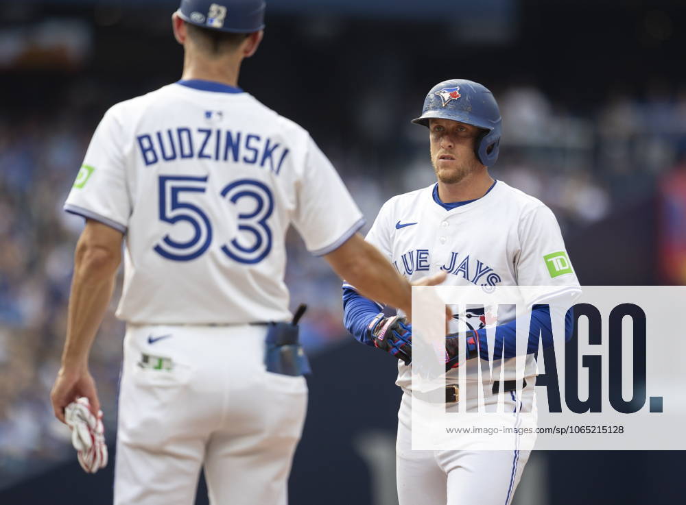 Toronto Blue Jays Myles Straw (3) singles against the Texas Rangers during the fifth inning of MLB, Baseball Herren, USA baseball in Toronto, Saturday, Aug. 16, 2025. Toronto Blue Jays Vs Texas Rangers - ZUMAc35_ 20250816_zaf_c35_126