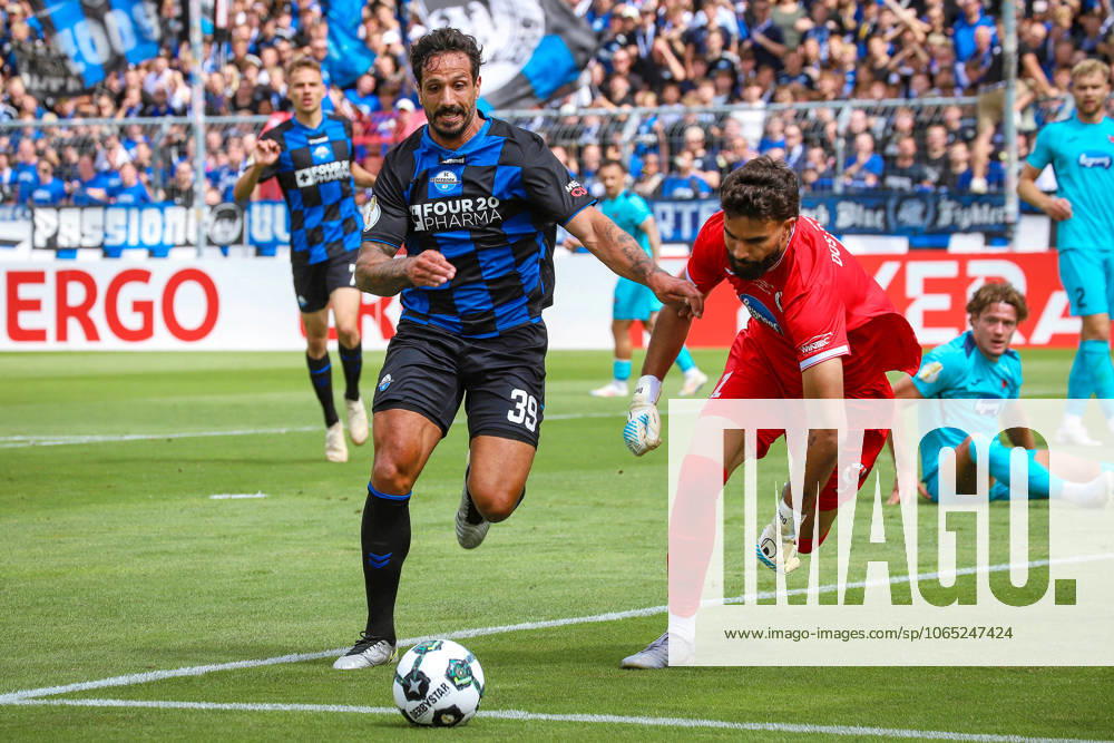 Fußball, DFB Pokal 1 Runde, Viktoria Köln SC Paderborn 07, Sportpark Höhenberg Saison 2025 2026 Adriano Grimaldi SC Paderborn 39 im Zweikampf gegen Eduardo Dos Santos Haesler Viktoria Köln 01 NRW Deutschland DFB regulations prohibit any use of photographs as image sequences and or quasi video Nordrhein Westfalen Deutschland