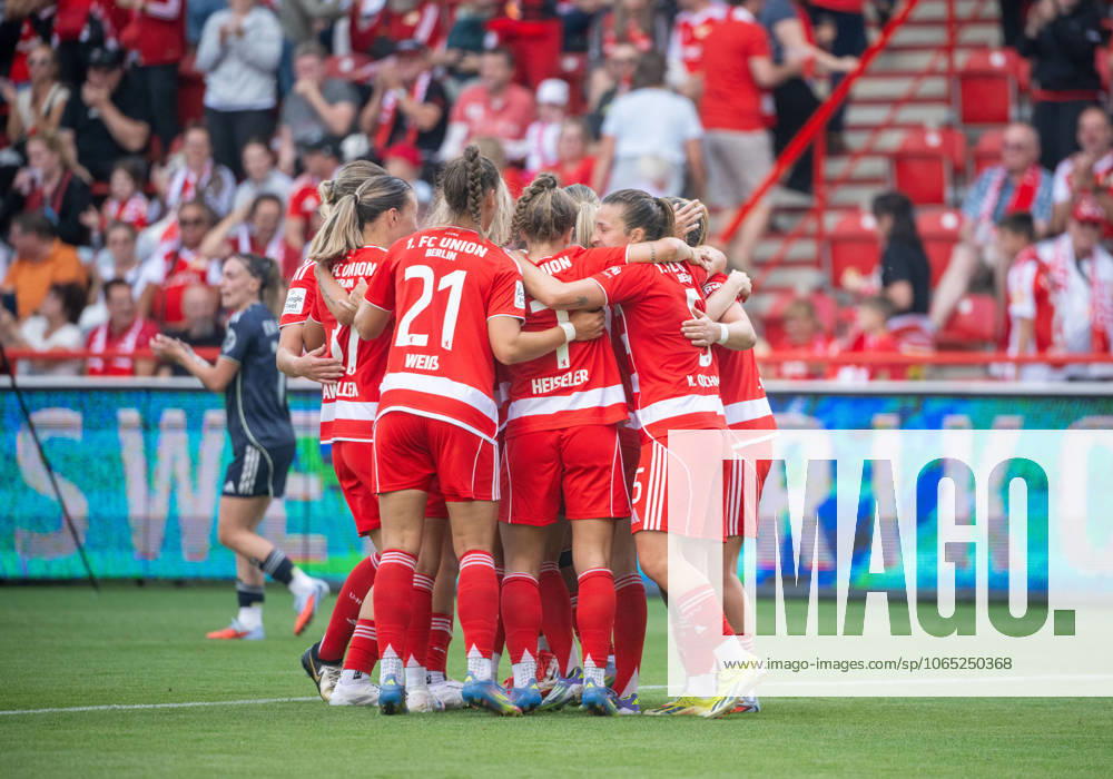 Soccer, Women, Test match, Season 2025 2026, 1 FC Union Berlin Real Madrid, Uniion cheering after goal to 1 3, 17 08 2025,