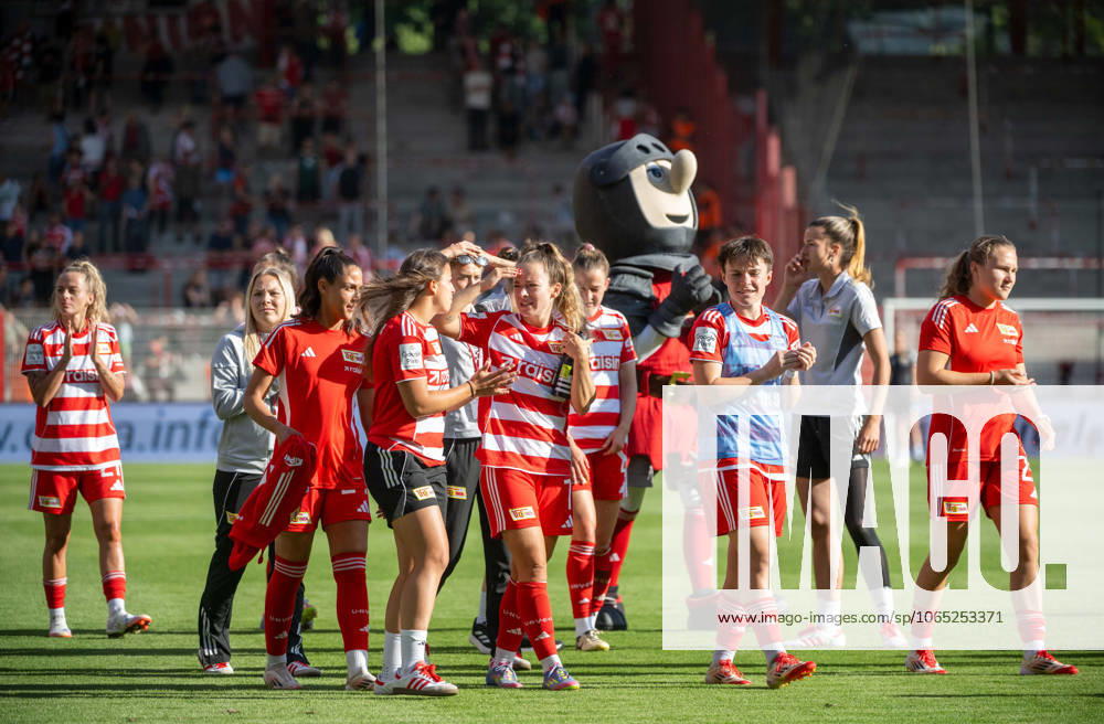 Soccer, Women, Test match, Season 2025 2026, 1 FC Union Berlin Real Madrid, Union cheering after the final whistle, in the middle Oliver Burke 1 FC Union Berlin , 17 08 2025,