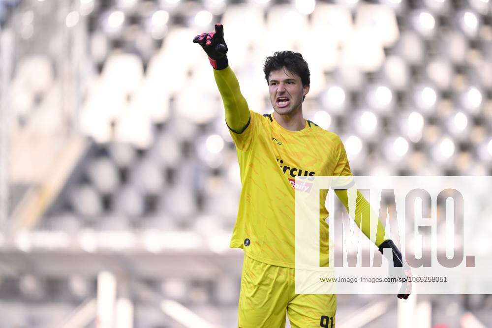 Antwerp s goalkeeper Senne Lammens reacts during a soccer match between Sporting Charleroi and Royal Antwerp FC, Sunday 17 August 2025 in Charleroi, on day 4 of the 2025-2026 Jupiler Pro League first division of the Belgian championship. JOHNxTHYS x131415136x
