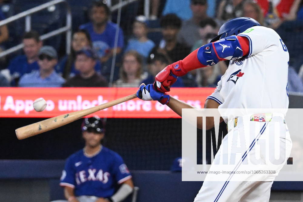 Toronto Blue Jays first baseman Vladimir Guerrero Jr. (27) hits a single against the Texas Rangers in first inning MLB, Baseball Herren, USA baseball action in Toronto on Sunday, Aug. 17, 2025. Vladimir Guerrero Jr - ZUMAc35_ 20250817_zaf_c35_044