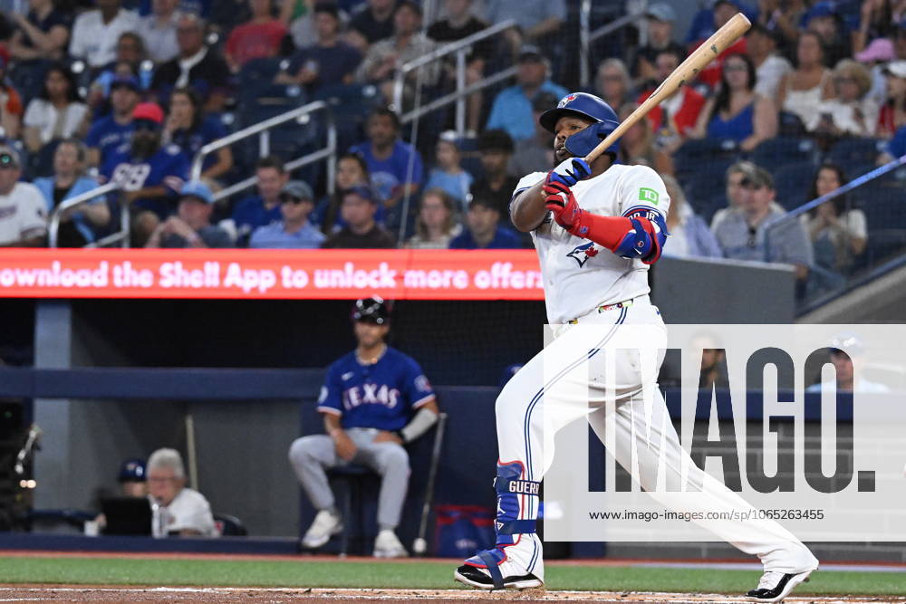 Toronto Blue Jays first baseman Vladimir Guerrero Jr. (27) hits a single against the Texas Rangers in first inning MLB, Baseball Herren, USA baseball action in Toronto on Sunday, Aug. 17, 2025. Vladimir Guerrero Jr - ZUMAc35_ 20250817_zaf_c35_045