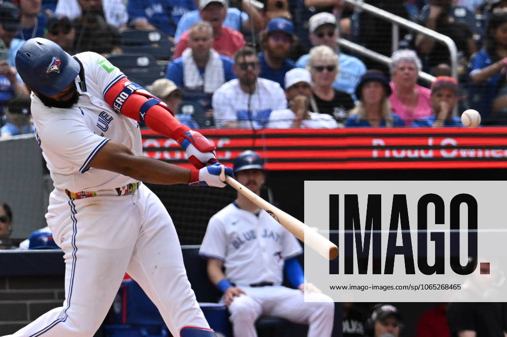 Toronto Blue Jays first baseman Vladimir Guerrero Jr. (27) hits a solo home run against the Texas Rangers in sixth inning MLB, Baseball Herren, USA baseball action in Toronto, on Sunday, Aug. 17, 2025. Vladimir Guerrero Jr - ZUMAc35_ 20250817_zaf_c35_085