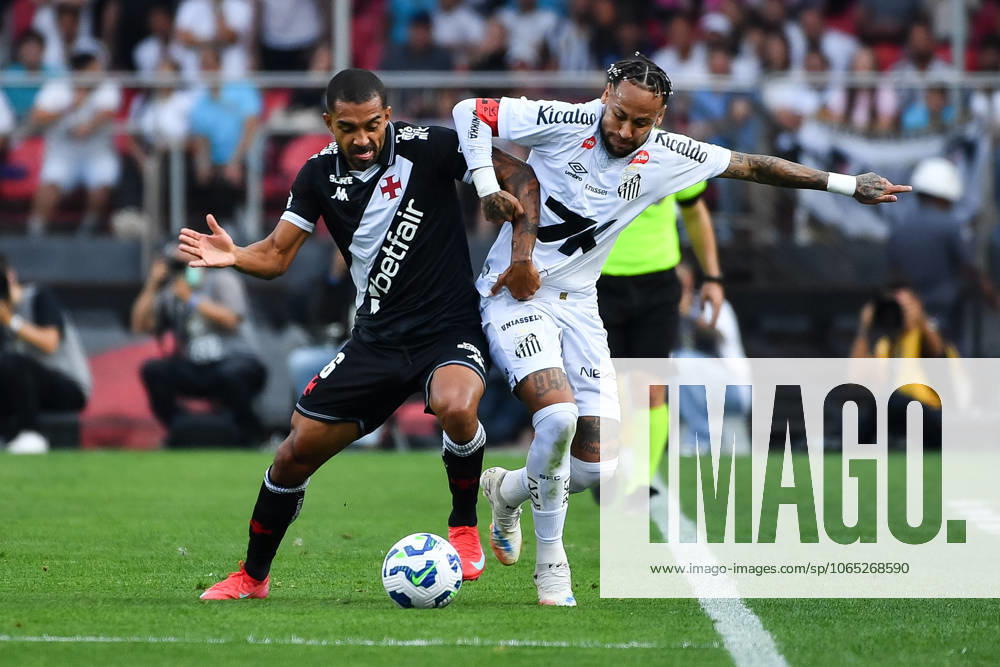 Santos FC x Vasco da Gama SaO PAULO, SP - 17.08.2025: SANTOS FC X VASCO DA GAMA - Paulo Henrique of Vasco (Left) and Neymar of Santos (Right) fight for the ball, during the match between Santos FC x Vasco da Gama, valid for the twentieth round of the 2025 Brazilian Football Championship, this Sunday, (17) at Morumbis, SP. (Photo: Roberto Casimiro Fotoarena) x2789152x RobertoxCasimiro
