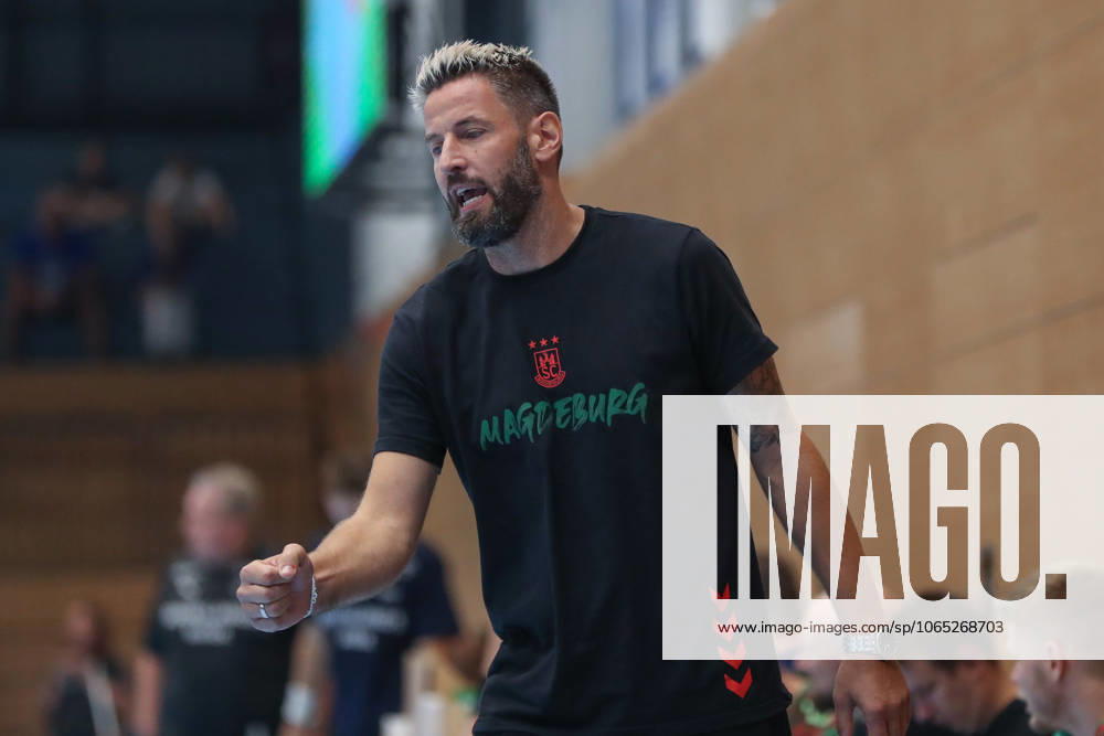 Handball Wartburg Cup SC Magdeburg Skanderborg Handbold, f l Bennet Wiegert Magdeburg, coach gives instructions, gestures with arms, gesticulates, gives instructions Eisenach