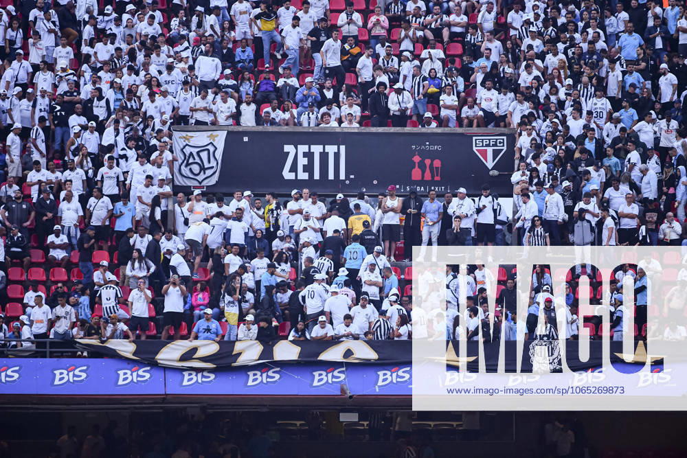 Santos FC x Vasco da Gama SaO PAULO, SP - 17.08.2025: SANTOS FC X VASCO DA GAMA - Santos fans leave the stadium before the end of the match between Santos FC x Vasco da Gama, valid for the twentieth round of the 2025 Brazilian Football Championship, this Sunday, (17) at Morumbis, SP. (Photo: Roberto Casimiro Fotoarena) x2789166x RobertoxCasimiro