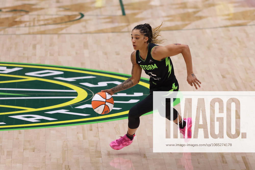 Seattle Storm forward GABBY WILLIAMS (5) drives the basketball up the court in the WNBA, Basketball Damen, USA matchup between the Seattle Storm and Phoenix Mercury at Climate Pledge Arena on August 17, 2025 in Seattle, Washington. Seattle USA - ZUMAd218 20250817_zsp_d218_008