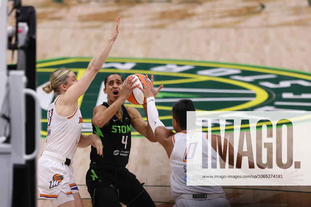 Seattle Storm guard SKYLAR DIGGINS (4) looks to the rim while guarded by Phoenix Mercury forward SATOU SABALLY (0) in the WNBA, Basketball Damen, USA matchup between the Seattle Storm and Phoenix Mercury at Climate Pledge Arena on August 17, 2025 in Seattle, Washington. Seattle USA - ZUMAd218 20250817_zsp_d218_009
