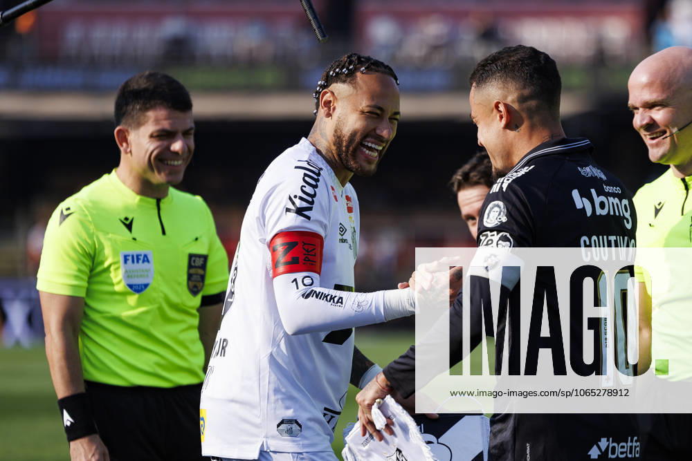 Santos, Brazil August 17 Neymar Junior of Santos salutes Philippe Coutinho of Vasco prior to the Brasileirao Betano 2025 match between Santos and Vasco at Vila Belmiro on August 17, 2025 in Santos, Brazil Photo by Ana Julia Galvao Eurasia Sport Images Santos Vila Belmiro Sao Paulo Brazil