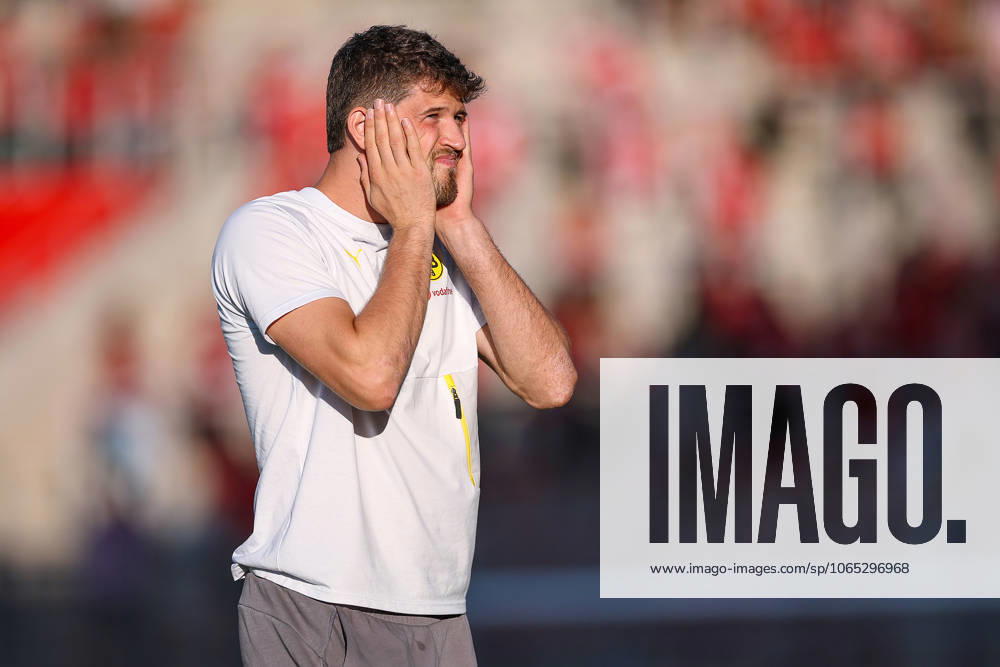 2025 08 18, Football, 1 round DFB Cup, Rot Weiss Essen Borussia Dortmund, Stadion Hafenstraße, Season 2025 2026 Goalkeeper Gregor Kobel BVB 01 dissatisfied during the pitch inspection DFB regulations prohibit any use of photographs as image sequences and or quasi video North Rhine-Westphalia Germany
