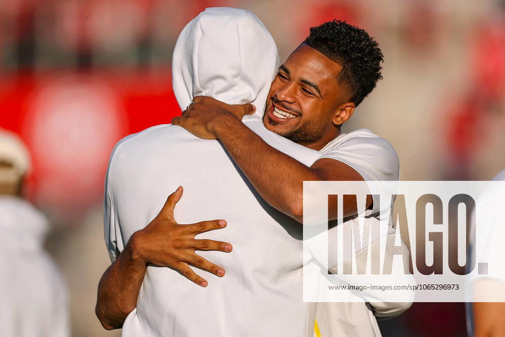 2025 08 18, Football, 1 round DFB Cup, Rot Weiss Essen Borussia Dortmund, Stadion Hafenstraße, Season 2025 2026 Almugera Kabar BVB 42 hugs Filippo Mane BVB 39 during the pitch inspection DFB regulations prohibit any use of photographs as image sequences and or quasi video North Rhine-Westphalia Germany