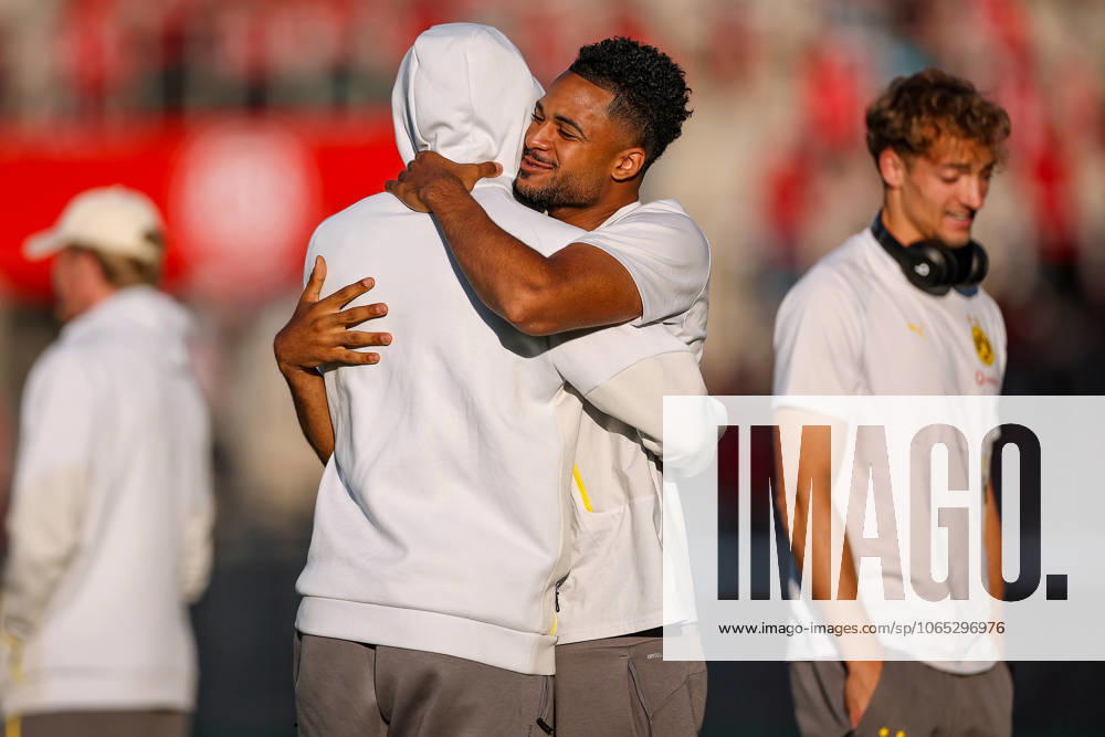 2025 08 18, Football, 1 round DFB Cup, Rot Weiss Essen Borussia Dortmund, Stadion Hafenstraße, Season 2025 2026 Almugera Kabar BVB 42 hugs Filippo Mane BVB 39 during the pitch inspection DFB regulations prohibit any use of photographs as image sequences and or quasi video North Rhine-Westphalia Germany