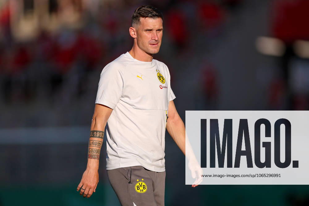 2025 08 18, Football, 1 round DFB Cup, Rot Weiss Essen Borussia Dortmund, Stadion Hafenstraße, Season 2025 2026 Pascal Groß BVB 13 at the pitch inspection DFB regulations prohibit any use of photographs as image sequences and or quasi video Nordrhein Westfalen Germany