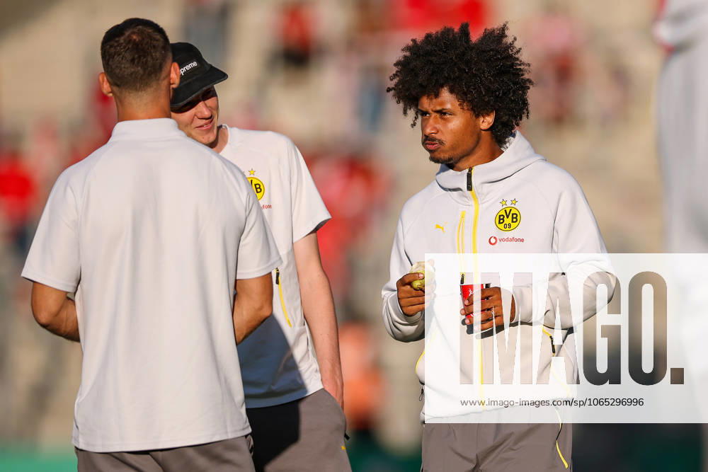 2025 08 18, Football, 1 round DFB Cup, Rot Weiss Essen Borussia Dortmund, Stadion Hafenstraße, Saison 2025 2026 Karim Adeyemi BVB 27 at the pitch inspection DFB regulations prohibit any use of photographs as image sequences and or quasi video Nordrhein Westfalen Germany