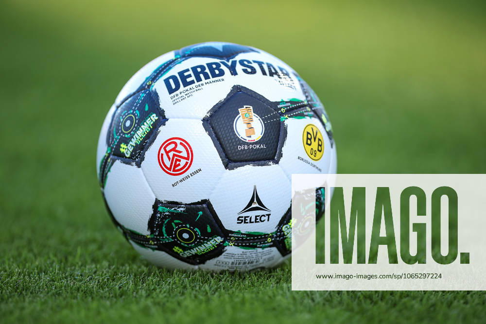 2025 08 18, Football, 1 round DFB Cup, Rot Weiss Essen Borussia Dortmund, Stadion Hafenstraße, Season 2025 2026 The official match ball in close-up on the pitch DFB regulations prohibit any use of photographs as image sequences and or quasi video North Rhine-Westphalia Germany