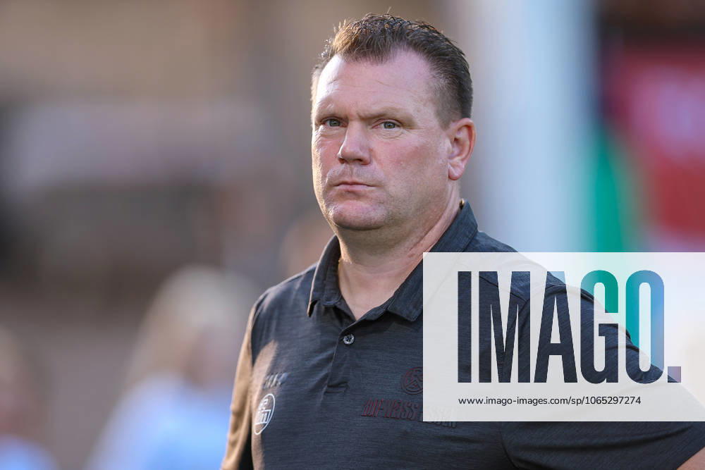 2025 08 18, Football, 1 round DFB Cup, Rot Weiss Essen Borussia Dortmund, Stadion Hafenstraße, Season 2025 2026 Head coach Uwe Koschinat Rot Weiss Essen hc DFB regulations prohibit any use of photographs as image sequences and or quasi video Nordrhein Westfalen Germany