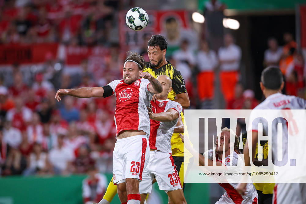 2025 08 18, Football, 1 round DFB Cup, Rot Weiss Essen Borussia Dortmund, Stadion Hafenstraße, Season 2025 2026 Jose Enrique Rios Alonso Rot Weiss Essen 23 Tobias Kraulich Rot Weiss Essen 33 vs Ramy Bensebaini BVB 05 Kopfball Strafraumaltion Kopfballduell DFB regulations prohibit any use of photographs as image sequences and or quasi video Nordrhein Westfalen Germany