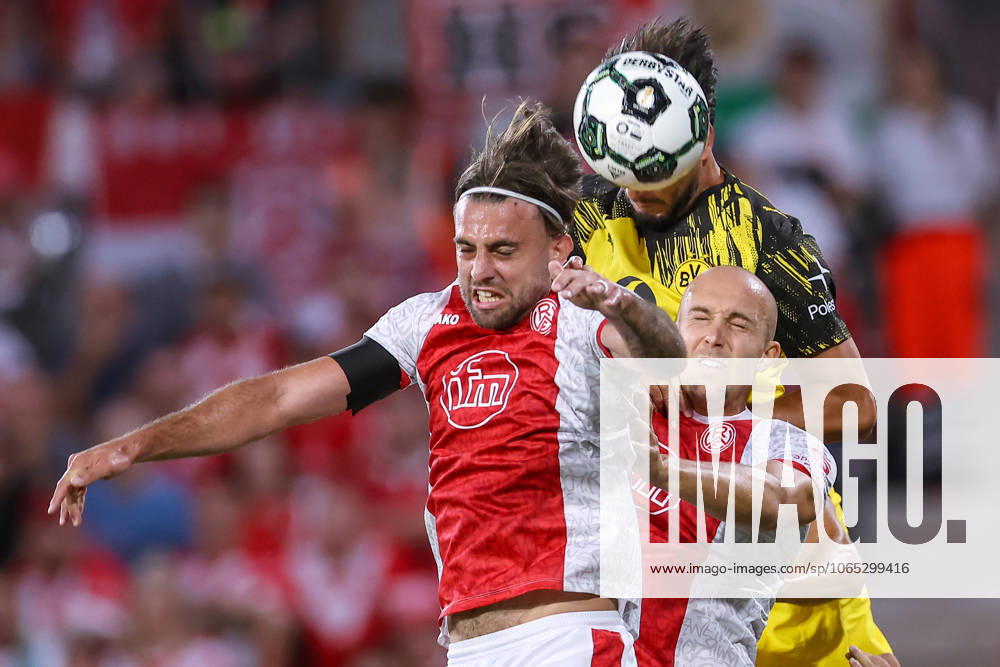 2025 08 18, Football, 1 round DFB Cup, Rot Weiss Essen Borussia Dortmund, Stadion Hafenstraße, Season 2025 2026 Jose Enrique Rios Alonso Rot Weiss Essen 23 Tobias Kraulich Rot Weiss Essen 33 vs Ramy Bensebaini BVB 05 Kopfball Strafraumaltion Kopfballduell DFB regulations prohibit any use of photographs as image sequences and or quasi video Nordrhein Westfalen Germany