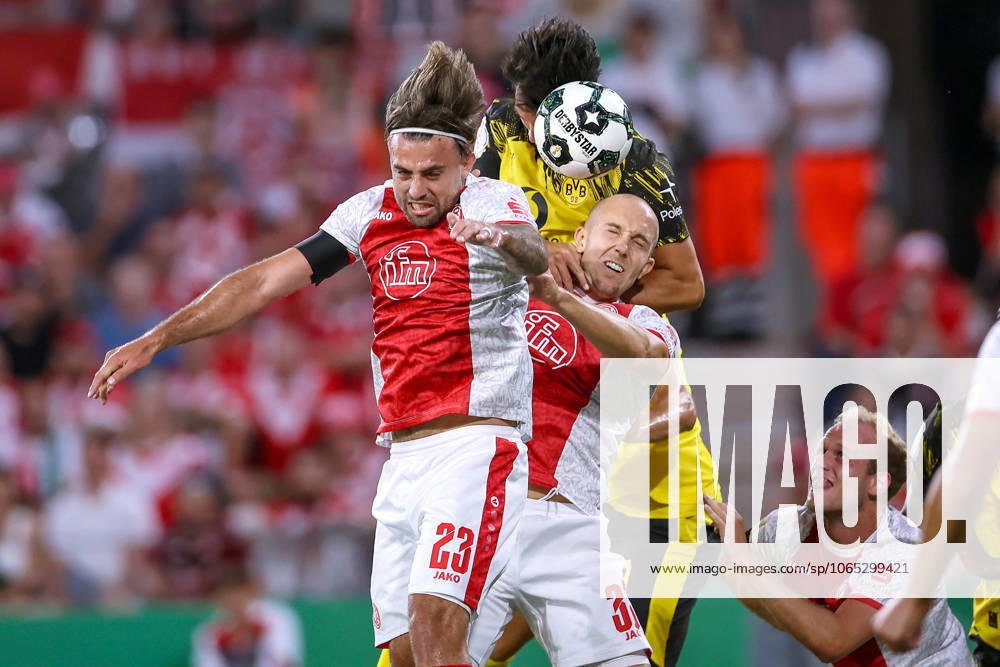2025 08 18, Football, 1 round DFB Cup, Rot Weiss Essen Borussia Dortmund, Stadion Hafenstraße, Season 2025 2026 Jose Enrique Rios Alonso Rot Weiss Essen 23 Tobias Kraulich Rot Weiss Essen 33 vs Ramy Bensebaini BVB 05 Kopfball Strafraumaltion Kopfballduell DFB regulations prohibit any use of photographs as image sequences and or quasi video Nordrhein Westfalen Germany