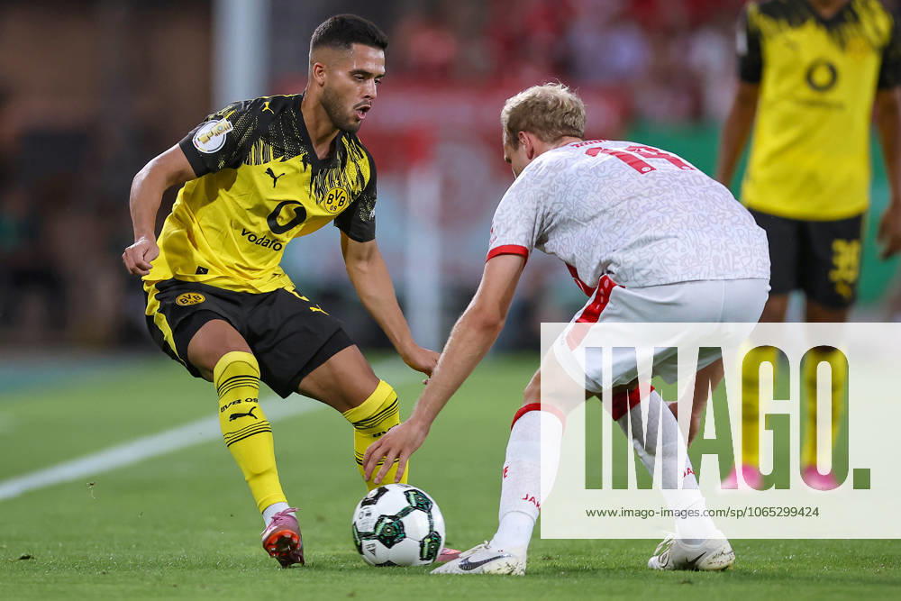 2025 08 18, Football, 1 round DFB Cup, Rot Weiss Essen Borussia Dortmund, Stadion Hafenstraße, Saison 2025 2026 Yan Couto BVB 02 in duel against Lucas Brumme Rot Weiss Essen 14 DFB regulations prohibit any use of photographs as image sequences and or quasi video Nordrhein Westfalen Germany