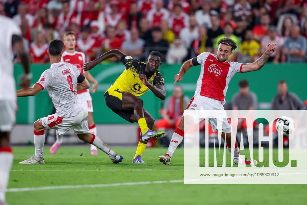 2025 08 18, Soccer, 1 round DFB Cup, Rot Weiss Essen Borussia Dortmund, Stadion Hafenstraße, Season 2025 2026 Goal shot against Klaus Gjasula Rot Weiss Essen 08 and Jose Enrique Rios Alonso Rot Weiss Essen 23 Goal to 1 0 by scorer Serhou Guirassy BVB 09 together with DFB regulations prohibit any use of photographs as image sequences and or quasi video Nordrhein Westfalen Germany