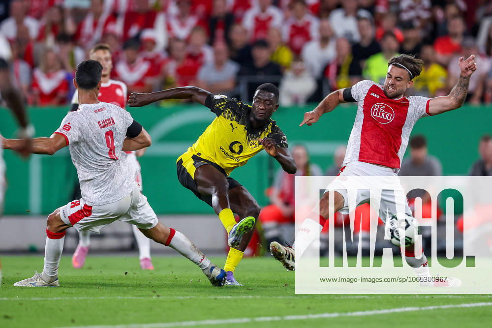 2025 08 18, Soccer, 1 round DFB Cup, Rot Weiss Essen Borussia Dortmund, Stadion Hafenstraße, Season 2025 2026 Goal shot against Klaus Gjasula Rot Weiss Essen 08 and Jose Enrique Rios Alonso Rot Weiss Essen 23 Goal to 1 0 by scorer Serhou Guirassy BVB 09 together with DFB regulations prohibit any use of photographs as image sequences and or quasi video Nordrhein Westfalen Germany