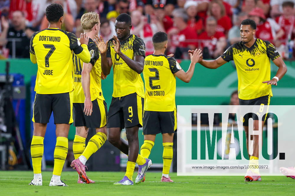 2025 08 18, Soccer, 1 round DFB Cup, Rot Weiss Essen Borussia Dortmund, Stadion Hafenstraße, Season 2025 2026 Goal celebration after the goal to 1 0 by scorer Serhou Guirassy BVB 09 together with Jobe Bellingham BVB 07 DFB regulations prohibit any use of photographs as image sequences and or quasi video Nordrhein Westfalen Germany