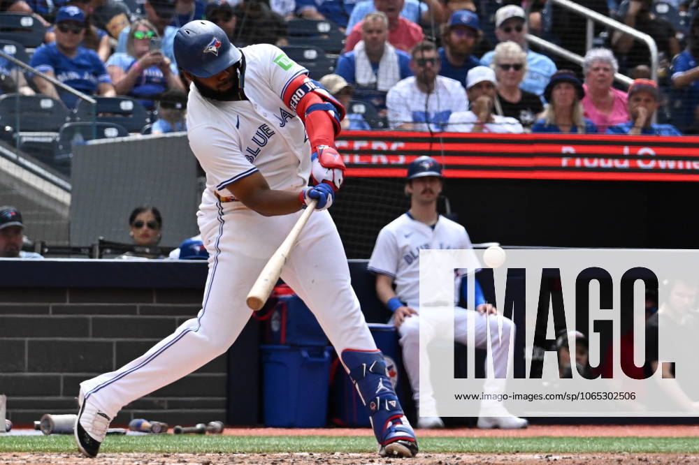 Toronto Blue Jays first baseman Vladimir Guerrero Jr. (27) hits a solo home run against the Texas Rangers in sixth inning MLB, Baseball Herren, USA baseball action in Toronto, on Sunday, Aug. 17, 2025. MLB 2025: Rangers 10:4 Blue Jays - ZUMAc35_ 20250817_zaf_c35_087