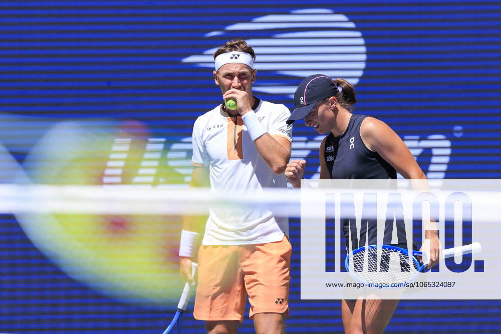Iga Swiatek and Casper Ruud talk strategy during a mix doubles match against Madison Keys and Frances Tiafoe at the 2025 US Open at USTA Billie Jean King National Tennis Center on Tuesday August 19, 2025 in the Flushing neighborhood of the Queens borough of New York City. JAVIER ROJAS PI Flushing Meadows USA - ZUMAp124 20250819_zaa_p124_042