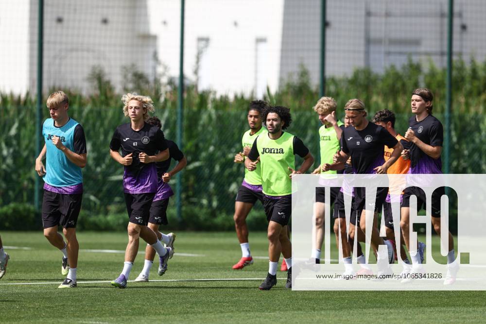 Anderlecht s players pictured during a training session of Belgian soccer team RSC Anderlecht, on Wednesday 20 August 2025 in Brussels. RSCA is preparing for tomorrow s game against AEK Athens, the first leg of the play-off round for the UEFA Conference League competition. BRUNOxFAHY x131637111x