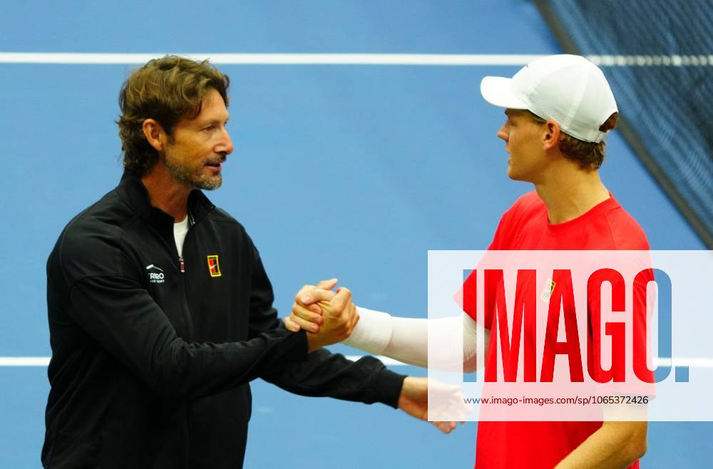 The coach of Carlos Alcaraz, Juan Carlos Ferrero, greets Jannik Sinner 2025 US Open, Thursday Previews, USTA Billie Jean King National Tennis Center, New York, USA - 21 Aug 2025New York Flushing Meadows