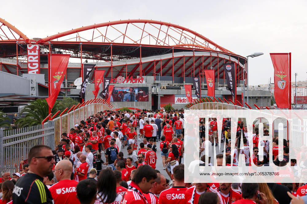Portugal, Lisbon 2025 08 12 Second leg Third qualifying round Uefa Champions League 2025 26 , S L Benfica OGC Nice v l , S L Benfica fans on the way to the stadium