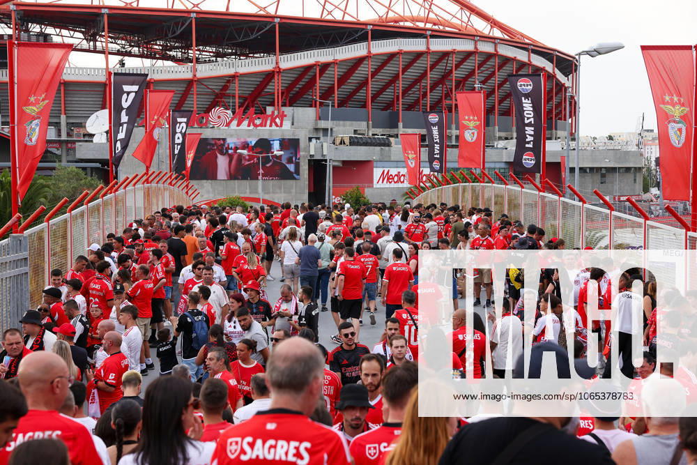 Portugal, Lisbon 2025 08 12 Second leg Third qualifying round Uefa Champions League 2025 26 , S L Benfica OGC Nice v l , S L Benfica fans on the way to the stadium
