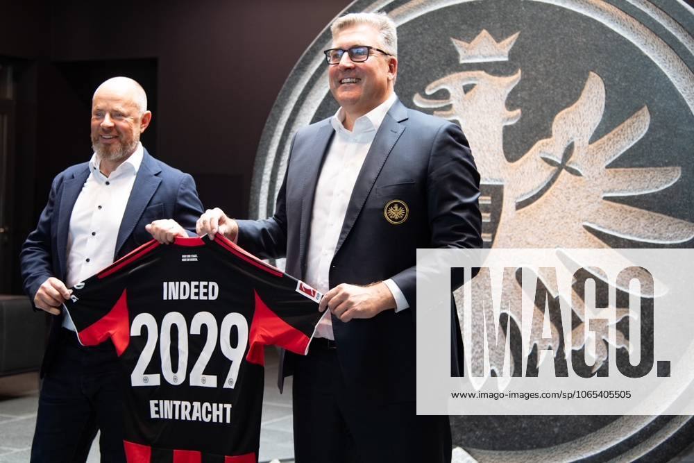 2025 08 22 Football 1 Bundesliga Eintracht Frankfurt season kick-off press conference with CEO Axel Hellmann v l , Indeed Frank Hensgens is satisfied, extends contract with Eintracht until 2029, with jersey and CEO Axel Hellmann