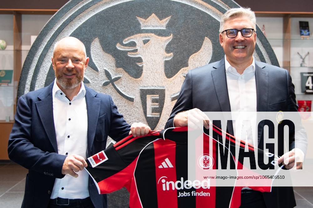 2025 08 22 Football 1 Bundesliga Eintracht Frankfurt season kick-off press conference with CEO Axel Hellmann v l , Indeed Frank Hensgens is satisfied, extends contract with Eintracht until 2029, with jersey and CEO Axel Hellmann