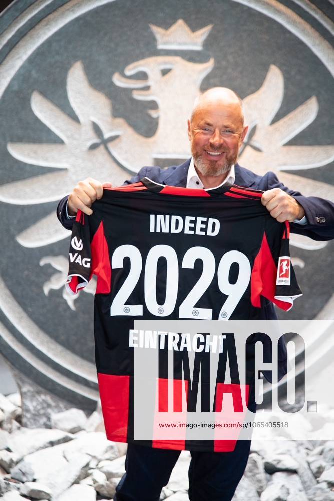 2025 08 22 Soccer 1 Bundesliga Eintracht Frankfurt season kick-off press conference with board spokesman Axel Hellmann v l , Indeed Frank Hensgens is satisfied, extends contract with Eintracht until 2029, with jersey