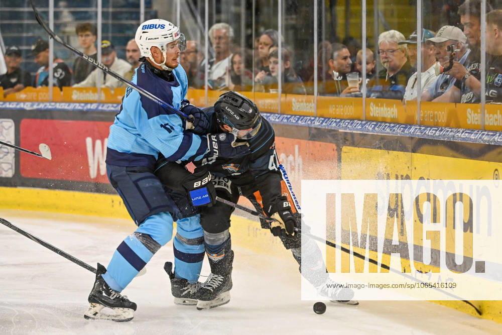 Eishalle Linz, AUT, ice hockey preparation test match, Black Wings Linz AUT vs HK Nitra SVK , in the picture Martin Vitalos HK Nitra vs Logan Roe Black Wings Linz Linz Oberoesterreich Austria
